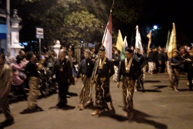 Para Abdi Dalem pembawa bendera berada di posisi paling depan dalam arak-arakan tradisi Lampah Budaya Topo Bisu Mubeng Benteng Keraton Ngayogyakarta Hadiningrat.