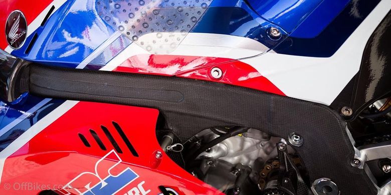 Honda RC213V terbaru menggunakan sasis yang diperkuat lapisan serat karbon.