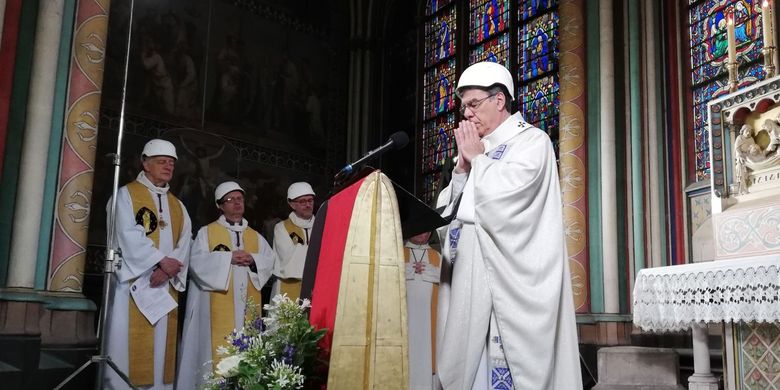 Uskup Agung Paris Michel Aupetit ketika memimpin misa di Gereja Notre Dame pada Sabtu (15/6/2019). Misa itu merupakan misa perdana sejak Notre Dame kebakaran pada 15 April lalu.