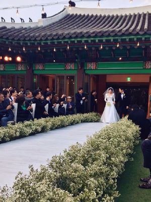 Aktris Zhang Ziyi mengabadikan momen Song Joong Ki dan Song Hye Kyo berjalan menuju altar pada pernikahan mereka di The Shilla Hotel, Seoul, Selasa (31/10/2017).