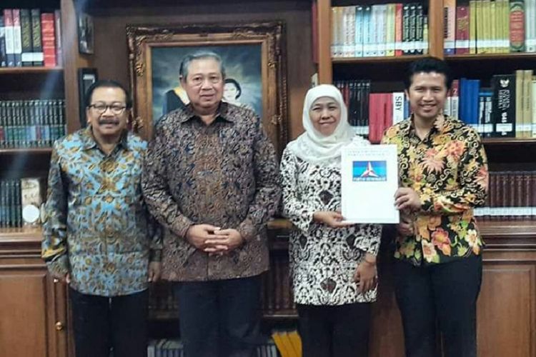 Ketua Umum DPP Partai Demokrat Susilo Bambang Yudhoyono bersama Ketua DPD Partai Demokrat Jatim Soekarwo memberikan dukungan kepada pasangan Khofifah Indar Parawansa dan Emil Dardak dalam Pilkada Jatim 2018.