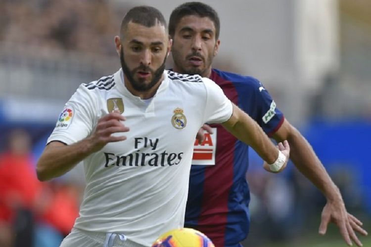 Karim Benzema dibayang-bayangi Jose Angel pada laga SD Eibar vs Real Madrid di Stadion Ipurua dalam lanjutan Liga Spanyol, 24 November 2018. 