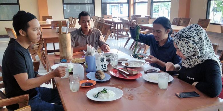 Sensasi menikmati kuliner olahan ikan bandeng yang disajikan Rumah Makan Pak Elan II di Gresik, Jatim, Jumat (17/8/2018).