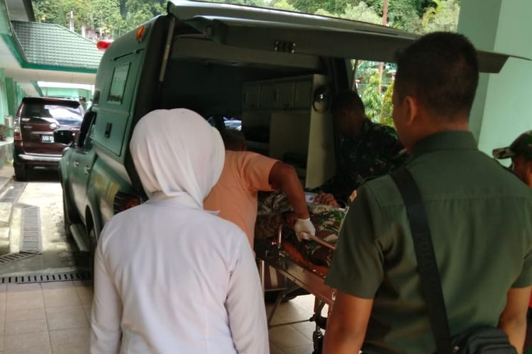Salah satu prajurit TNI korban miras oplosan  yang dirujuk dari RSUD Mulia, Puncak ke Rumah Sakit Marten Indey, Kota Jayapura. 
