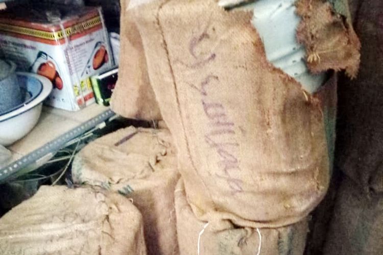 Sebagian barang bukti sianida daalm drum yang dibungkus karung yang disita Polda Gorontalo.