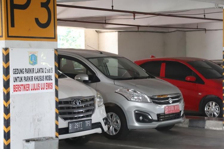 Gedung Parkir Kantor Walikota Jakarta Utara Dipasangi Spanduk Sosialisasi Larangan Parkir Bagi Kendaraan yang Tidak Lolos Uji Emisi