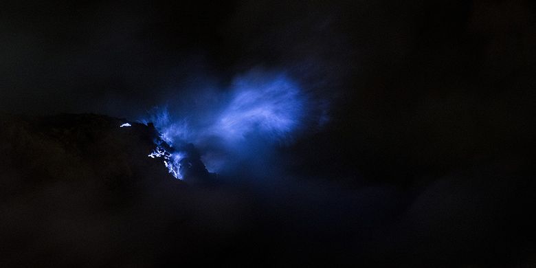 Api biru (Blue Fire) terlihat keluar dari kawah Ijen, Banyuwangi, Jawa Timur, Sabtu (23/6/2018). Kawah Ijen dengan kedalaman 200 meter menjadi salah satu dari dua lokasi di dunia yang memiliki fenomena api biru selain Islandia, membuat Ijen menjadi tujuan utama pendaki dari berbagai pelosok negeri hingga mancanegara.