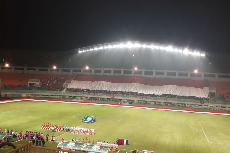 Bendera Indonesia berukuran raksasa dibentangkan jelang pertandibgan Indonesia melawan Bahrain di ajang PSSI Anniversary Cup 2018 di Stadion Pakansari, Jumat (27/4/2018).