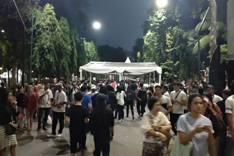 Ramainya pengunjung Gelora Bung Karno saat upacara penutupan Asian Para Games 2018, Sabtu (13/10/2018).