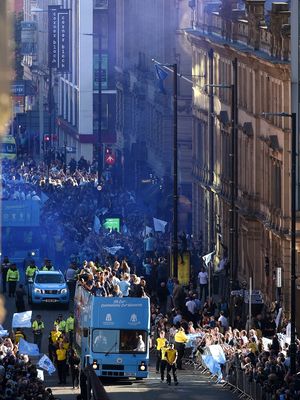 Fans Manchester City memadati jalanan utama Manchester, Inggris, Senin (20/5/2019), menyambut tim kebanggaannya yang berpawai seusai memenangi Premier League musim 2018-2019.