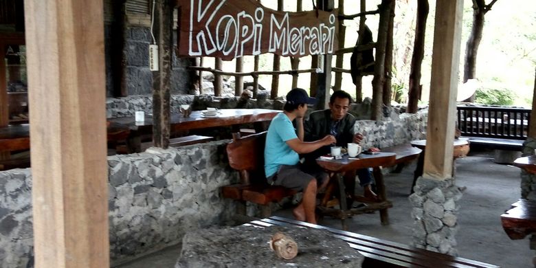 Dua pengunjung saat menikmati Kopi Merapi sambil bercengkrama santai.