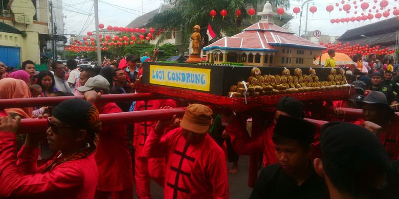 Gunungan miniatur Loji Gandrung diarak peserta dalam kirab budaya garebek sudiro di Solo, Jawa Tengah, Minggu (11/2/2018).