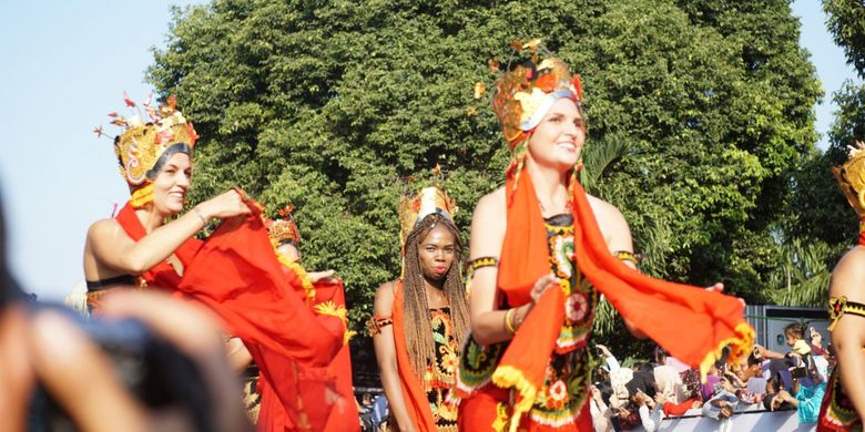 Para wisatawan asing ikut dalam parade Banyuwangi Ethno Carnival (BEC) 2018, Minggu (29/7/2018).