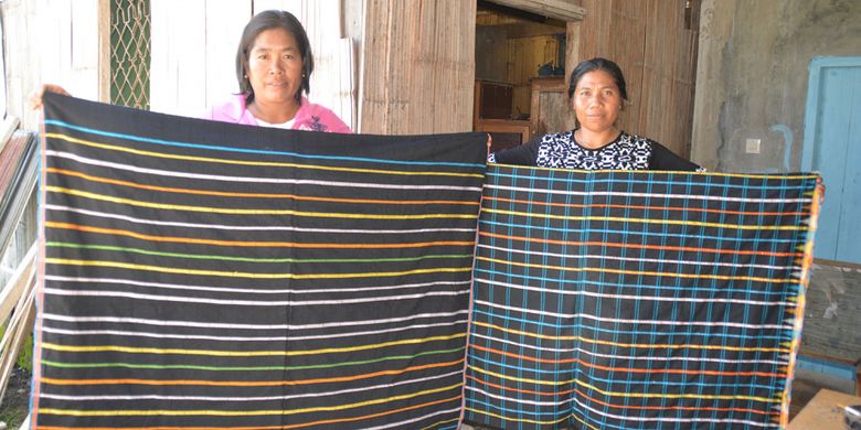 Dua perempuang di Kampung Pota, Kecamatan Sambirampas, Kabupaten Manggarai Timur, Flores, NTT pada 2018 lalu sedang menunjukkan kain tenun sulam bermotif Congkar. Kain tenun sulam selalu dipakai saat ritual adat dan perkawinan di seluruh Manggarai Timur.