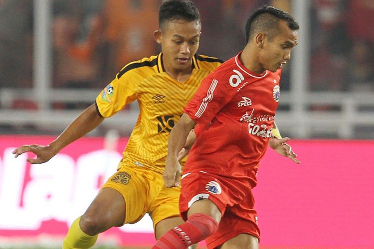 Pemain sayap Persija, Riko Simanjuntak, dibayangi pemain Bhayangkara FC, Jumat (23/3/2018).