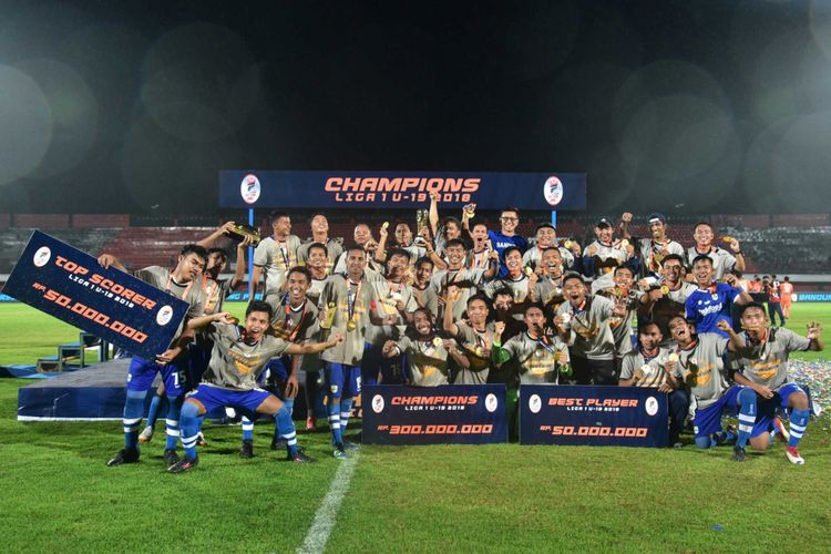 Tim Persib Bandung U-19 merayakan gelar juara Liga 1 U-19 setelah menang 1-0 atas Persija Jakarta U-19 pada partai final di Stadion Kapten I Wayan Dipta, Gianyar, Bali, Senin (26/11/2018).
