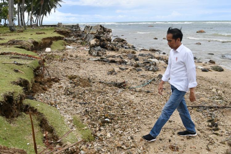 Presiden Jokowi meninjau lokasi terdampak tsunami di Pantai Carita, Banten, Rabu (26/12/2018). 
