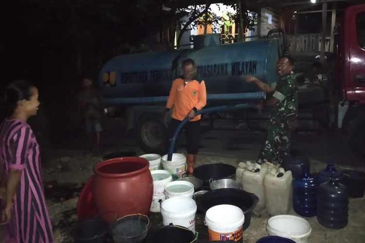 BPBD Banyumas mengirimkan bantuan air bersih di Desa Tipar, Kecamatan Rawalo, Kabupaten Banyumas, Jawa Tengah, Minggu (7/7/2019) malam.