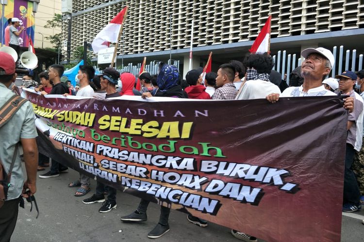 Unjuk rasa Aliansi Pesantren Indonesia menuntut agar massa lain tak menuding KPU dan Bawaslu curang, Jumat (10/5/2019).