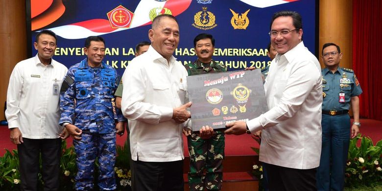 Penyerahan Laporan Hasil Pemeriksaan (LHK) dari Anggota I BPK Agung Firman Sampurna kepada Menhan Ryamizard Ryacudu didampingi Panglima TNI dan Kepala staf  Angkatan di Kantor Kemhan, Jakarta, Senin (17-6-2019)