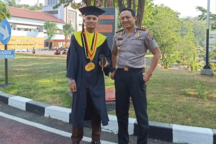 Lulusan Akpol terbaik 2019, M Idris bersama Kapolres Solok Selatan AKBP Imam Yulisdianto (Dok Humas Polres Solok Selatan)