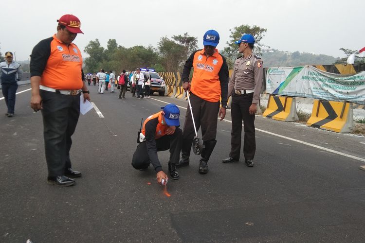 Polisi tengah melakukan olah TKP kecelakaan beruntun di ruas tol Purbaleunyi, Selasa (3/9/2019).