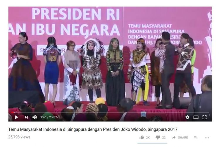 Para warga negara Indonesia memakai pakaian adat dari berbagai daerah ketika menghadiri pertemuan dengan Presiden Joko Widodo di Singapura.