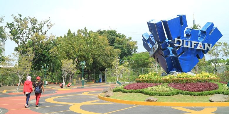 Wisatawan mengunjungi obyek wisata Dunia Fantasi Ancol, Jakarta, Sabtu (13/5/2017). Dunia Fantasi merupakan theme park di Indonesia yang memiliki 32 wahana yang bisa dicoba.