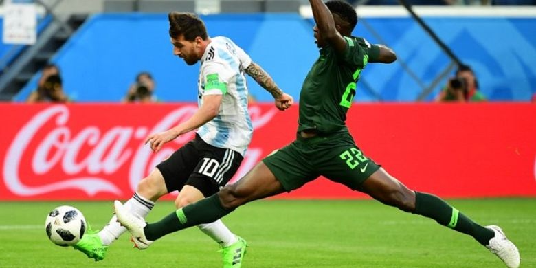 Kenneth Omeruo gagal menahan tendangan Lionel Messi pada pertandingan Grup D Piala Dunia 2018 di St. Petersburg, 26 Juni 2018. 