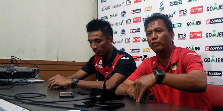 Pelatih caretaker Mitra Kukar Sukardi (kanan) dan Bayu Pradana, selepas pertandingan menghadapi Persela Lamongan.