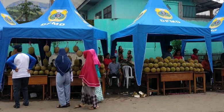 Festival Durian di Kampung Durian, Desa Sukowono, Kecamatan Pujer, Kabupaten Bondowoso, Jawa Timur, Minggu (24/3/2019).