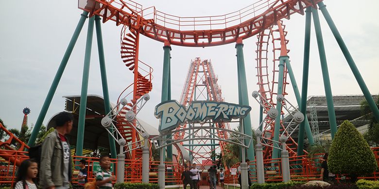 Boomerang merupakan salah satu wahana roller coaster yang bisa dijumpai di Siam Park City, Bangkok, Thailand.
