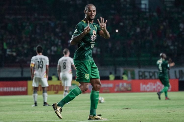 Penyerang Persebaya Surabaya, David da Silva, dalam laga kontra Arema FC.