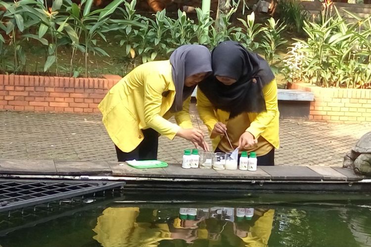 Dua orang mahasiswa Universitas Indonesia menguji coba penggunaan deterjen cair dengan formula ramah lingkungan yang mereka temukan. Uji coba dilakukan di Kampus Universitas Indonesia, Depok, Rabu (26/7/2017)