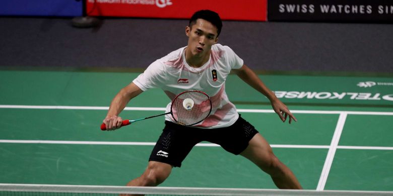 Tunggal putra Indonesia, Jonatan Christie, bertanding dengan wakil Taiwan Chou Tien Chen pada partai final nomor perseorangan bulu tangkis Asian Games 2018 di Istora Senayan, Jakarta, Selasa (28/8/2018). Jonatan berhasil menyabet medali emas.