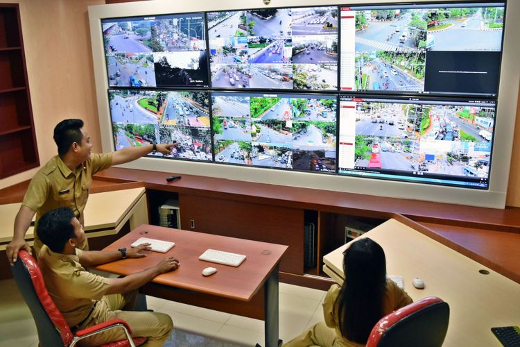 Petugas memantau kondisi lalu lintas sejumlah titik jalan  dari kamera CCTV di Situation Room, Kompleks Balai Kota Semarang, Jawa Tengah, Senin (26/2). Situation Room merupakan pengembangan program Semarang Smart City yang oleh pemerintah setempat difungsikan mulai dari memantau kondisi lalu lintas, mendeteksi wilayah banjir, mengontrol kecepatan armada BRT Trans Semarang, memantau harga bahan pokok, melihat peta tata ruang kota terbaru, mengelola laporan masyarakat, memantau kondisi keamanan, hingga melacak keberadaan truk pengangkut sampah. ANTARA FOTO/Aditya Pradana Putra/ama/18.