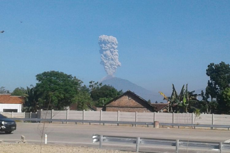 Ilustrasi: Gunung Merapi mengeluarkan asap tebal terlihat dari Jalan Tol Soker kawasan Colomadu, Karanganyar, Jawa Tengah, Jumat (1/6/2018).