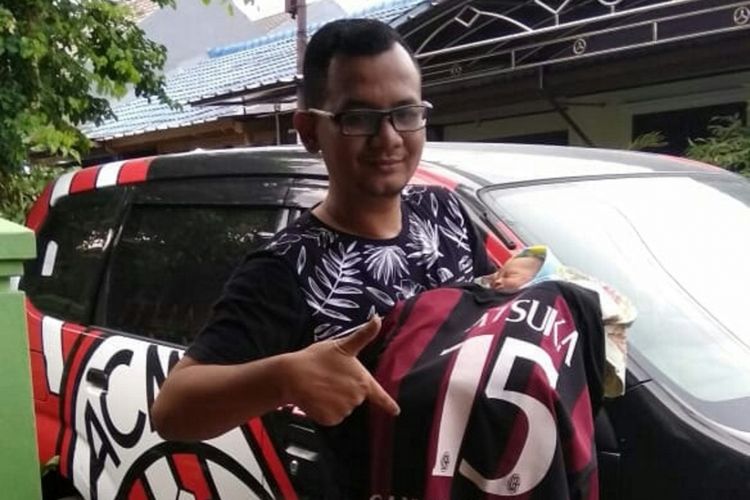 Mantan Ketua Milanisti Karawang, Prasetyo Adhi Nugroho (30) menyukai tim AC MIlan. Ia memberi nama puterinya Derby Della Madonnina