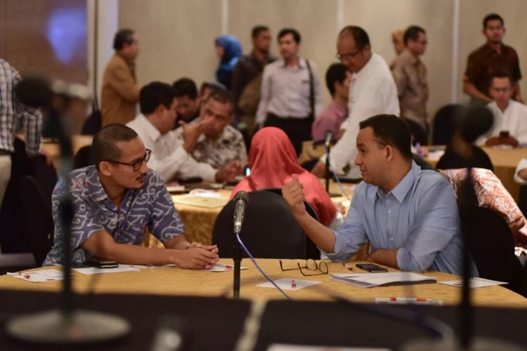 Gubernur-wakil gubernur terpilih DKI Jakarta Anies Baswedan-Sandiaga Uno rapat dengan timnya di Hotel Ambhara, Jakarta Selatan, Senin (12/6/2017).
