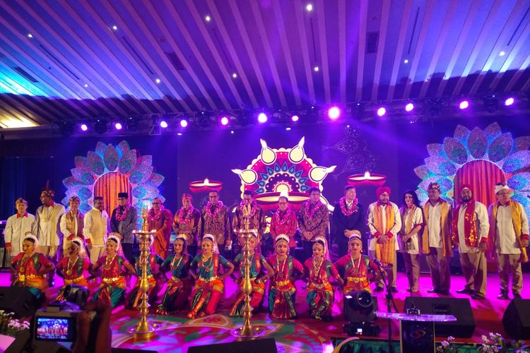 Gubernur DKI Jakarta Anies Baswedan dan Wakil Gubernur Sandiaga Uno turut membuka festival Depavali, Sabtu (2/12/2017)