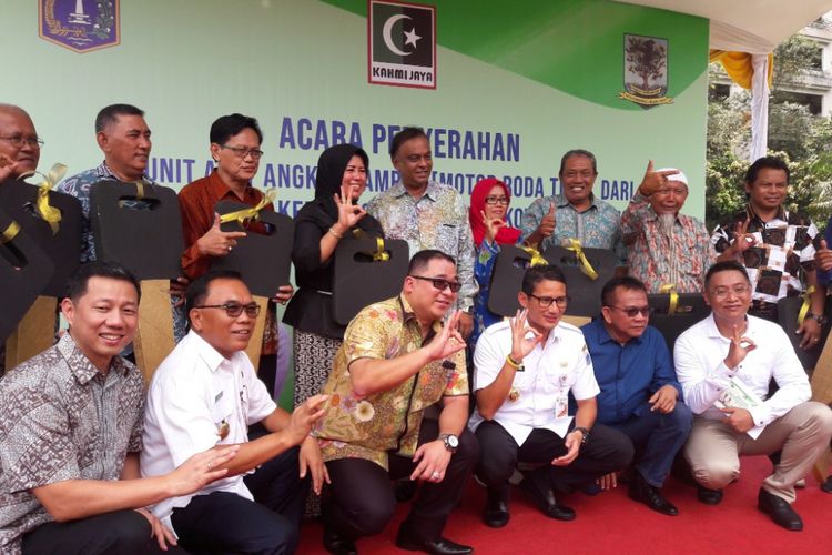 Wakil Gubernur DKI Jakarta Sandiaga Uno berpose bersama 20 perwakulan RW yang menerima hibah dari KAHMI di Kantor Wali Kota Jakarta Utara, Rabu (14/3/2018).