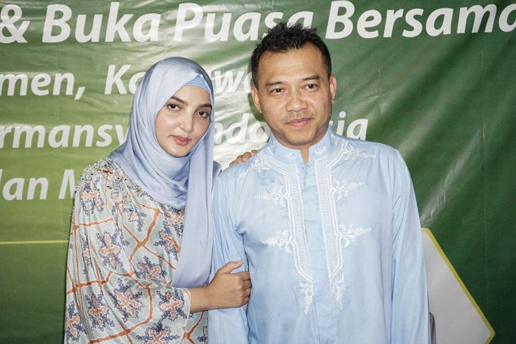 Pasangan Anang Hermansyah dan Ashanty Siddik menghadiri buka puasa bersama keluarga dan karyawannya di kediamannya di kawasan Cinere, Depok, Jawa Barat, Selasa (5/6/2018).