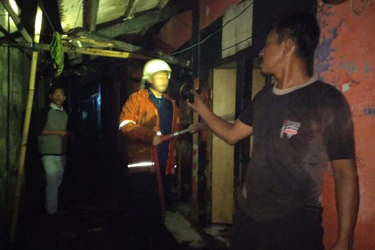 Petugas pemadam kebakaran dibantu warga tengah memadamkan api yang menghanguskan 12 kontrakan di Desa Pinayungan, Kecamatan Telukjambe Timur, Kabupaten Karawang, Jumat (7/9/2018).