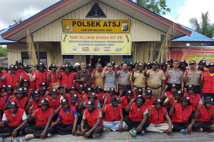 86 anggota pelopor anti miras dan narkoba di Distrik Atsj foto bersama dengan muspida Asmat, dan tokoh agama usai di kukuhkan oleh Bupati Asmat Elisa Kambu. 