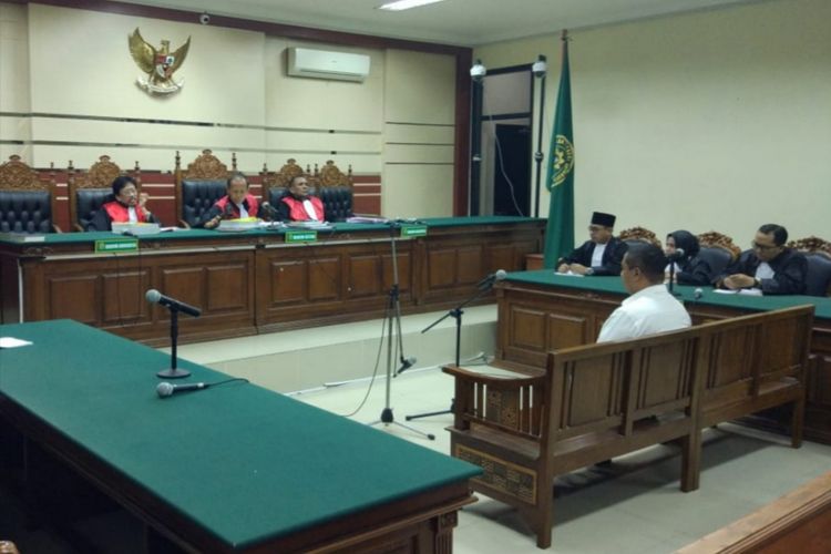 Mantan Bupati Mojokerto Mustofa Kamal Pasa dalam sidang vonis di Pengadilan Tipikor Surabaya, Senin (21/1/2019) malam