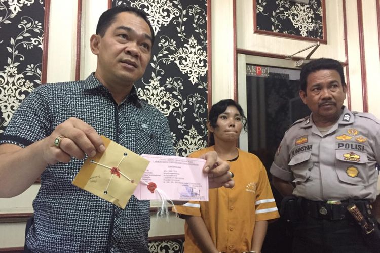 Lasmiwati (35) pelaku penyelundupan narkoba di dalam sel tahanan Polsek Sukarami Palembang ketika ditangkap, Jumat (25/1/2019).