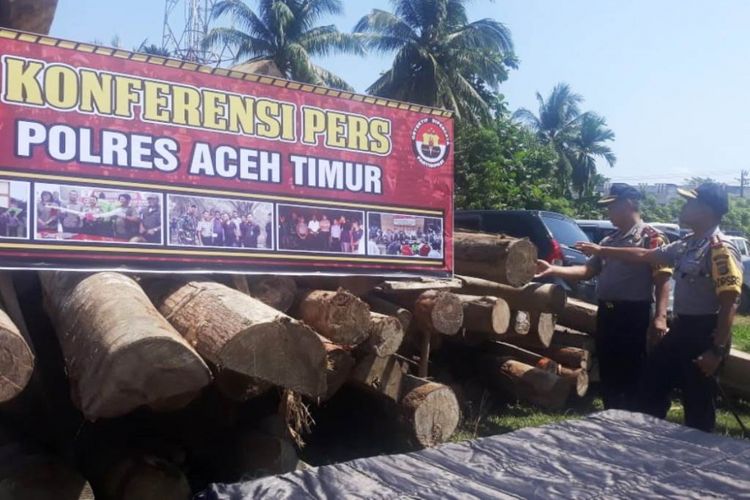 Kapolres Aceh Timur, AKBP Wahyu Kuncoro memperlihatkan kayu yang ditangkap dari hutan lindung dalam konferensi pers di Mapolres Aceh Timur, Rabu (6/2/2019)