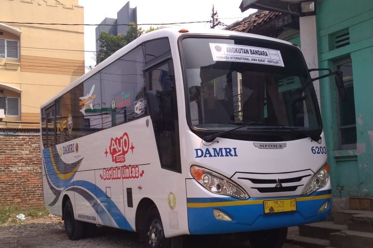 Perum Damri menyediakan bus shuttle untuk mengangkut penumpang Husein yang belum tahu perpindahan penerbangan dari Husein ke Kertajati.