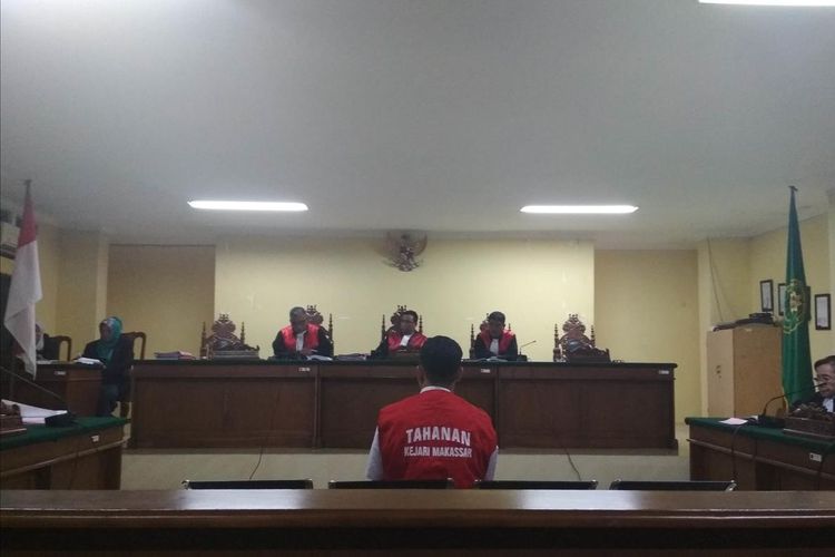 Muhammad Rusdi (21), terdakwa pembunuhan taruna tingkat 1 ATKP Makassar saat memberikan kesaksian di depan majelis hakim yang digelar di Pengadilan Negeri Makassar, Rabu (10/7/2019).