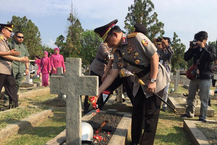 Kapolri Jenderal Pol Tito Karnavian berziarah ke Taman Makam Pahlawan Kalibata, Jakarta Selatan, Kamis (4/7/2019).